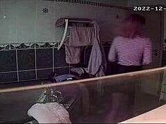 프렌치 틴 18+ 블론드 히든 샤워 캠에 잡힘