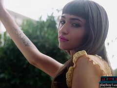 सुपर हॉट नेचुरल ब्रुनेट आइवी रोज़ ने स्टीमी प्लेबॉय सौना सेशन में कपड़े उतारे