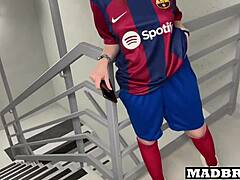 Yo, barcelonský fan dostal nakládačku od PSG kluků v halách stadionu! ⚽🔥