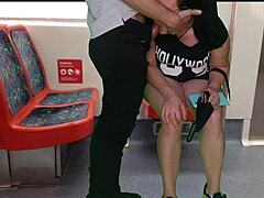Fille en robe sans culotte branle un inconnu dans le train ! Elle peut le sucer en public ?