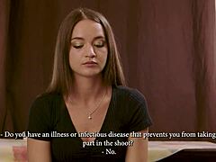 Junge Frau erträgt brutale Bestrafung von ihrem strengen Meister