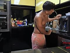 Primo hetero får lettelse fra solbrun muskuløs kroppsbygger i hjemmelaget bareback scene med stor kuk.