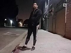 latino gay con bubble butt vende il culo per strada