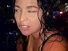 Didi le da una mamada salvaje al taxista mientras el cornudo graba a la hotwife en las calles de Medellín