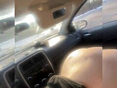 Dressée à sucer en laisse en public, waouh !
