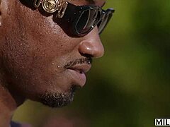 מילף נשואה אדרס קווין מתגנבת לסקס עם BBC מאחורי גבו של בעלה