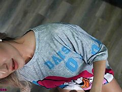 Плавуша пасторка прескаче кафу за грубо јутарње јебање са великим курцем