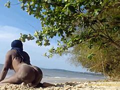 Kolla in en 18+ tjej som skakar sin stora röv naken och twerkar mitt på gatan