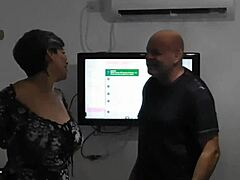 Hustrus arsle gapar stort och fylls med cum för maken