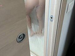 La vicina mi becca a segarmi e prende il mio cazzo grosso in bocca