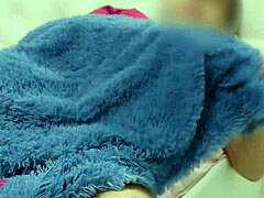 Tatăl vitreg obosit se descarcă în gura fiicei vitrege curioase