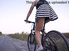 Visar rumpan när jag cyklar, smygtitt under kjolen!