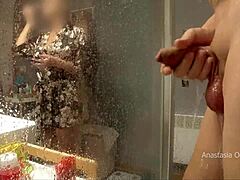 Styvmamma smyger in på badrummet, fångar honom onanera och älskar att titta