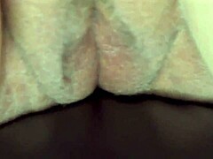 Stor rumpe moden hushjelp viser feit rompe. Lubben milf-sjef avslører saftig fitte under skjørtet!