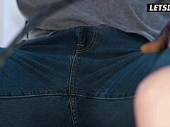 Umazana kurba Braylin Bailey trdo jezdijo velik črn kurac