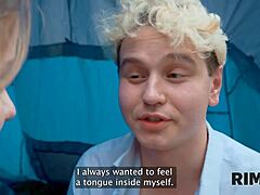 Rim4K: Δύο κορίτσια γλείφουν κώλο σε εξωτερικό χώρο