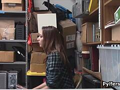 큰 가슴 틴, 도둑질하다 걸려 창고에서 박혀