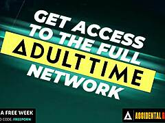 Kako je striptizeta Kitana Montana končala v nenamernem skupinskem seksu s prijatelji fanta?