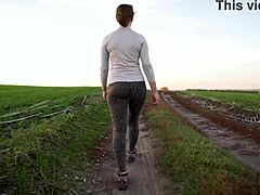 أنا مهووس بمؤخرة ميلف في ليجينغز نمر ضيقة