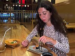 Je jouis sur son visage au bar à sushis, et elle mange des sushis avec ça !