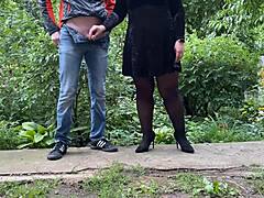 Piilotetut fantasiat paljastuvat kurvikkaalla cougarilla ulko-wc fetissi leikeissä.