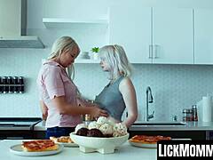 Hé regarde teen 18+ Annie Archer et sa belle-mère London River au gode ensemble !