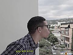 ابن زوجي وصديقه بيضربوني وهم بيشاهدوا بيتي! مجنون!