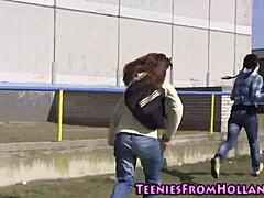 ¿Has visto de cerca el coño lesbiana de una petite jovencita cachonda?