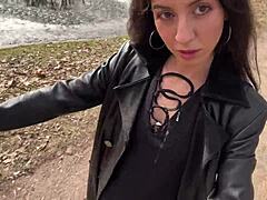 Spuit op haar gezicht voor een schokkende wandeling in het park