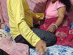 인도 미녀 야동: 연인과 뜨거운 섹스 위해 알몸 벗기