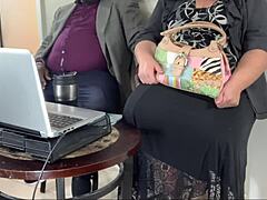 פגישת עסקים שהשתגעה עם מילף שמנמנה ומוצצת