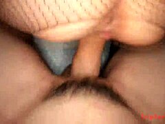 Латвийская красотка в сетчатых чулках показывает большие сиськи в interracial creampie сцене