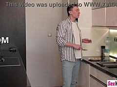 Kleine Teen Ohana im kurzen Rock verführt Stiefbruder zum Blowjob. Was für eine heiße Verführerin!