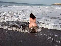 Anelen äitipuolta alastonkuviin nudistirannalla tiukan vartalonsa kanssa