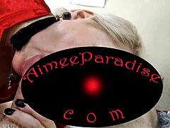 Красивая зрелая шлюшка сосёт два огромных дилдо в открытом чате