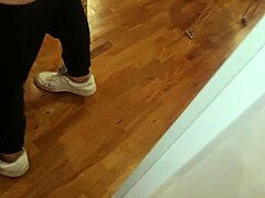 Zakázaná masérka sa vyzlieka v nohavičkách pre hru s nohami a jazdu s veľkým zadkom amatérky s opálením!