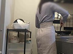 След правене на тамагояки мястото ми се загря и не издържах, започнах да се пипам като си показвам големите цици и задник