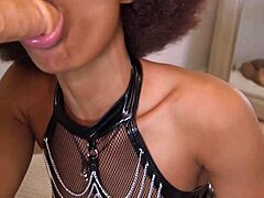 Chica bonita celebra inicio verano con mamada y semen en boca