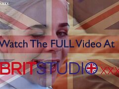 Hei, denne 18 år gamle blonde bombshellen Ellie i kostyme får sin petite 18+ fitte slikt og svelger enorm cum i tabu fetisj-aksjon