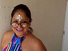 Fant, ta debela BBW z velikimi sisami in ogromno pičko doseže največji škropilni orgazem z vezavo v amaterskem