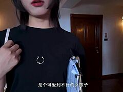 Söpö aasialainen pienillä tisseillä pitkätukkainen lähetyssaarnaaja- ja kyykistysratsastus panoa suihinoton jälkeen