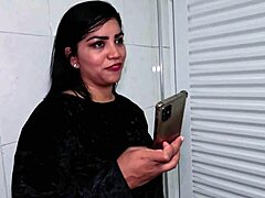 Dvärgpar anlitar hora för vild menage med grupp cum och dubbel kuk-action