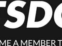 Şanslı genç oda arkadaşı BBC'yi tatilde köpek pozisyonunda sikerken inliyor