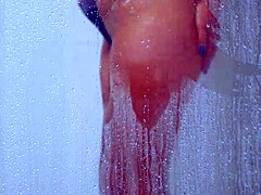 大学の日に焼けた美しい女の子、ビキニでリラックスしてシャワー浴びる