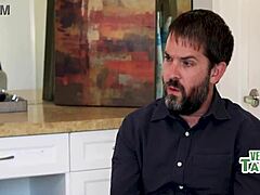 uh jeg tror denne kurvede milfen bedrar mannen sin og deler stesønns sæd i tabu puppelek