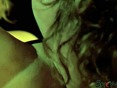 Ballerina sexy con abiti strappati per cunnilingus vintage classico