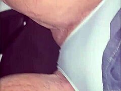 Ha pisciato, e le ho leccato figa bagnata per pulirla!