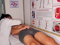 ممرضة لاتينية ترى انتصابي أثناء الفحص