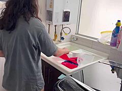 Dve nadržané latinky cítia mokrú vášeň v tichom lesbickom tribbingu