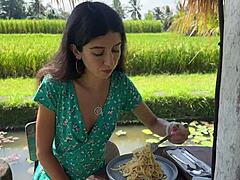 Belle nana reçoit une énorme éjaculation sur le visage dans un café public puis mange des pâtes carbonara couvertes de sperme pendant la cumwalk